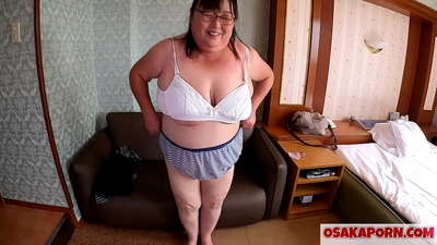 مادر چاق ژاپنی جوانان بزرگ خود را نشان می دهد و از یک اسباب بازی جنسی لذت می برد. یک مادر 51 ساله آسیایی در مورد تجربه جنسی خود صحبت می کند. میلف چرب یوکیکو 1 اوساکاپورن